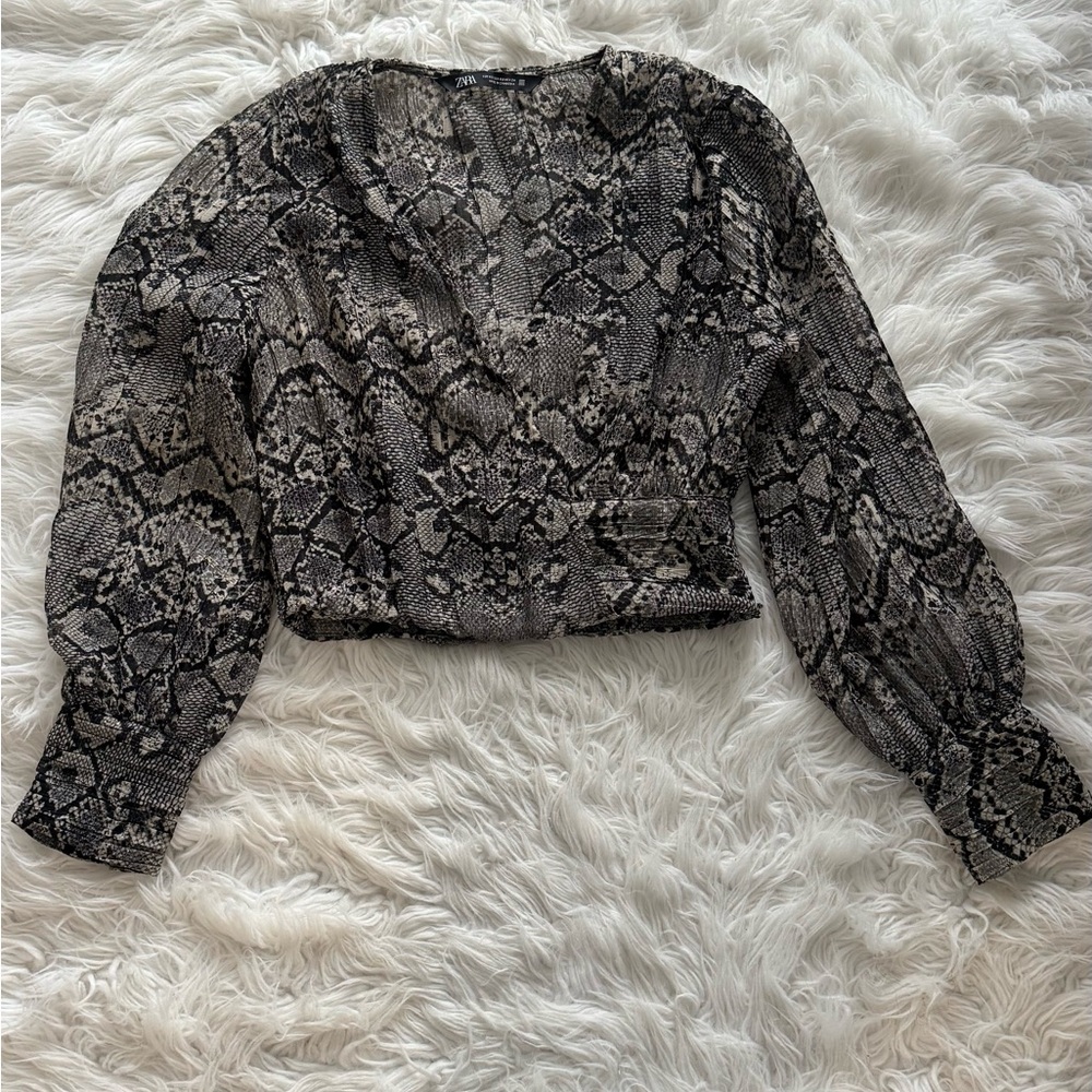 Zara Black and White Fitted Crop Blouse with Long Sleeves